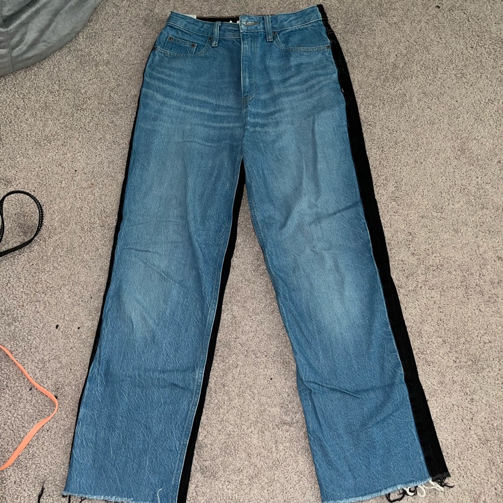 This jeans are high rise , Size: 27 in woman, denim blue in the front black back